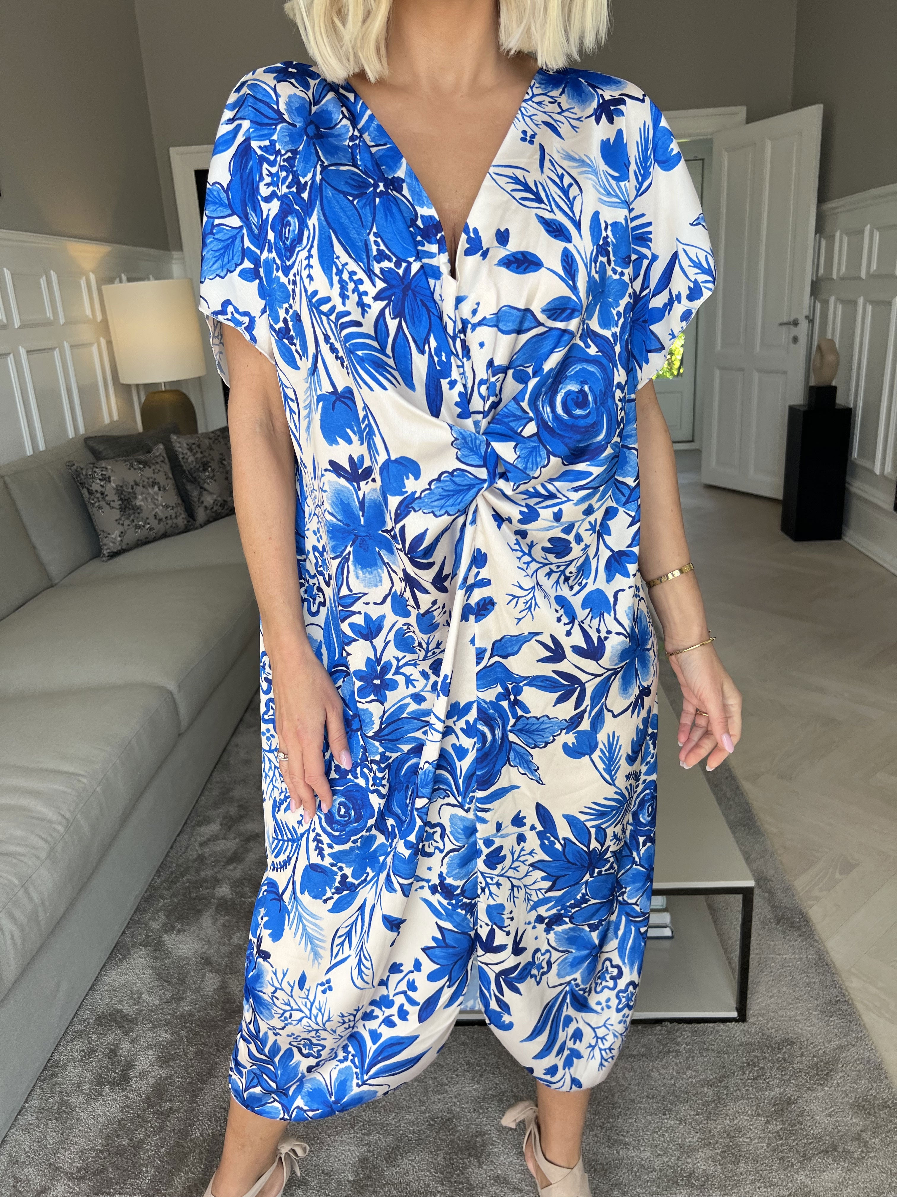 Juno Flower - Sød kjole i silkelook med blomsterprint